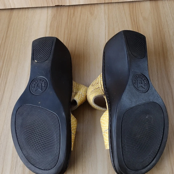 Mephisto Mobils Ularia Gold Snakeskin Print Wedge SlidesSize 38 US 8 - Picture 7 of 7